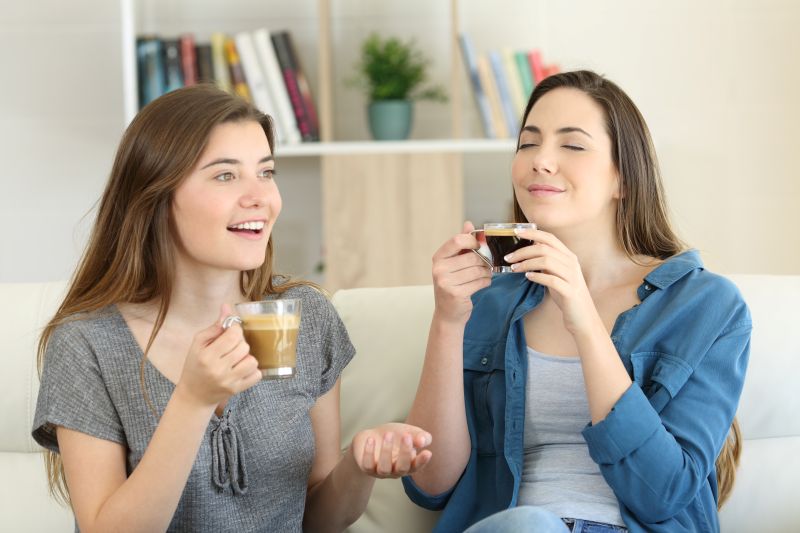 Koleżanki przychodzą na kawę? Pamiętaj o tych 5 dodatkach